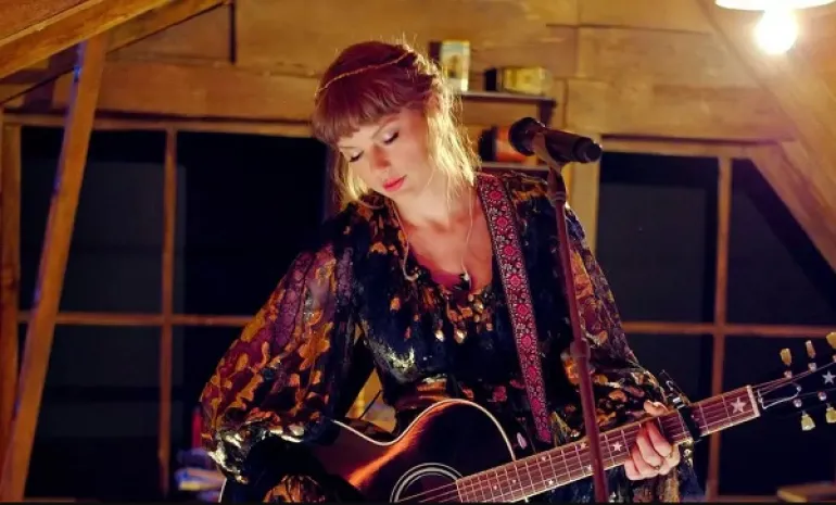 Η Taylor Swift κατέρριψε το ρεκόρ που κατείχαν στα UK charts οι Beatles εδώ και 54 χρόνια