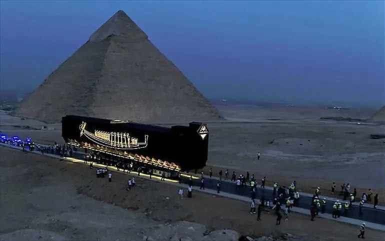 Το «ηλιακό» σκάφος του Χέοπα μεταφέρθηκε στο Μεγάλο Αιγυπτιακό Μουσείο