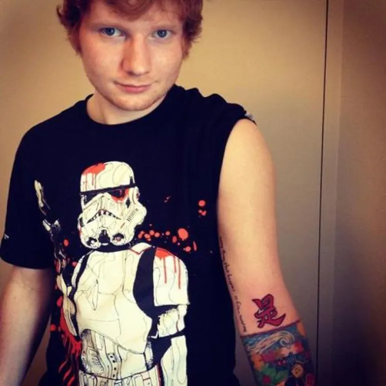 O Ed Sheeran δειχνει τα Tatoo του & τραγουδα το Drunk In Love