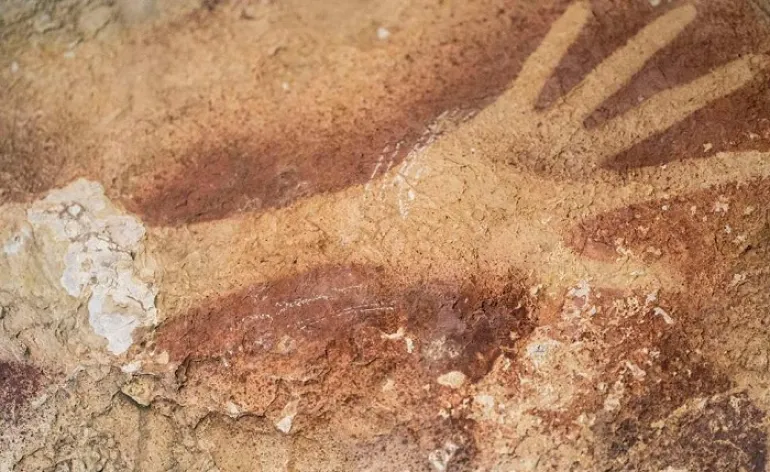Ανακαλύφθηκε η αρχαιότερη σπηλαιογραφία στον κόσμο ηλικίας τουλάχιστον 40.000 ετών