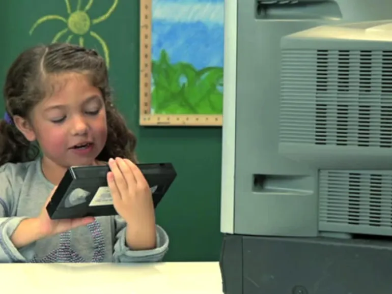 Η αντίδραση των παιδιών στην εμφάνιση συσκευής VCR