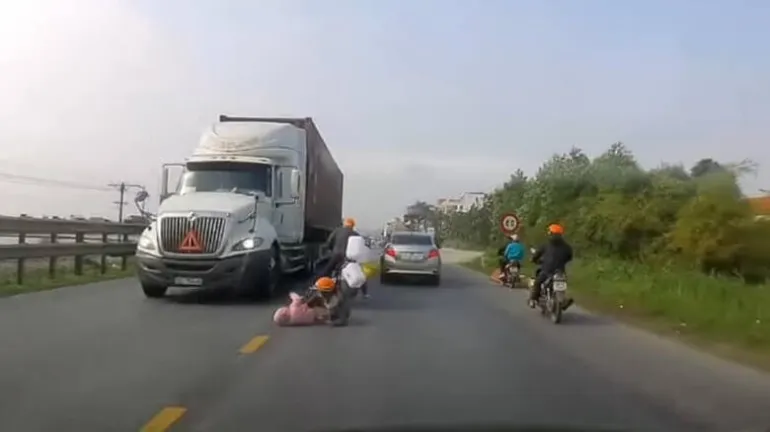 Βίντεο που κόβει την ανάσα: Μητέρα σώζει το παιδί της από τις ρόδες φορτηγού