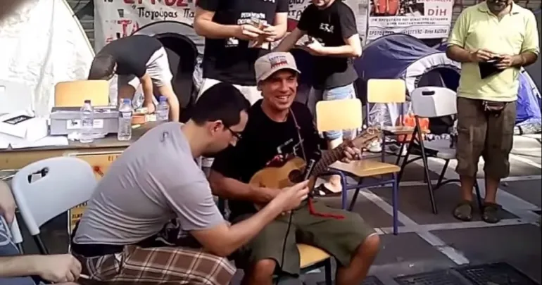O Manu Chao διασκεδάζει τα παιδιά στο Παγκράτι
