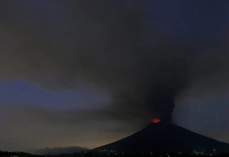 Χάος στην Ινδονησία λόγω ηφαιστείου, χιλιάδες  εγκαταλείπουν τα σπίτια τους