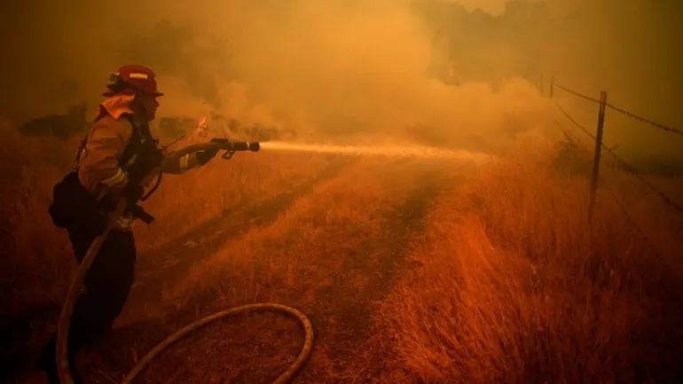 ΗΠΑ: Δύο νεκροί στις πυρκαγιές που σαρώνουν την Καλιφόρνια, δεκάδες χιλιάδες άνθρωποι εγκατέλειψαν τις εστίες τους