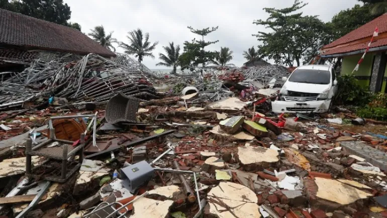 Τσουνάμι στην Ινδονησία: Στους 281 αυξήθηκαν οι νεκροί, πάνω από 1.000 τραυματίες