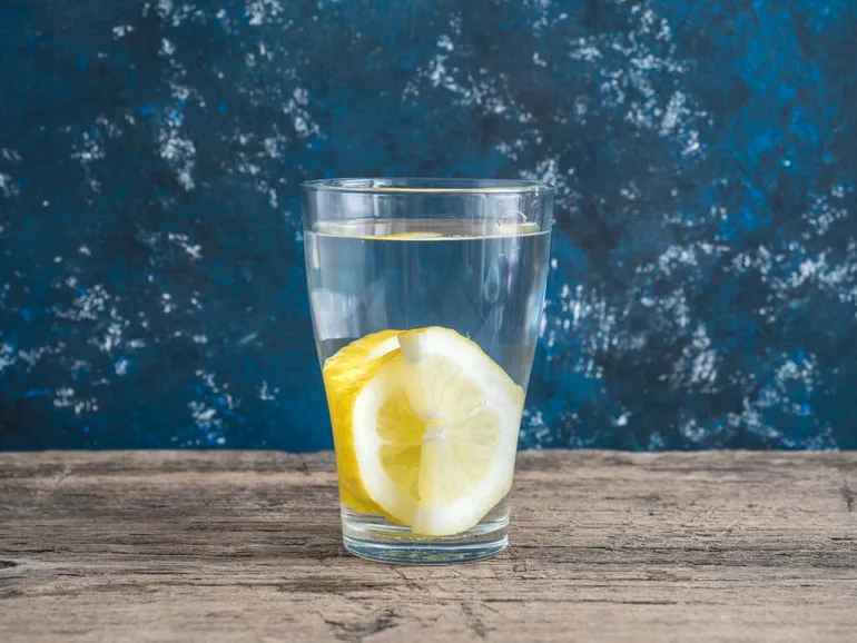 Νερό με λεμόνι: 7 σημαντικά οφέλη για τον οργανισμό 