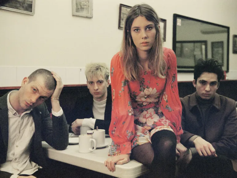 Οι Wolf Alice  στο Νο 1 της Αγγλίας με το Blue Weekend