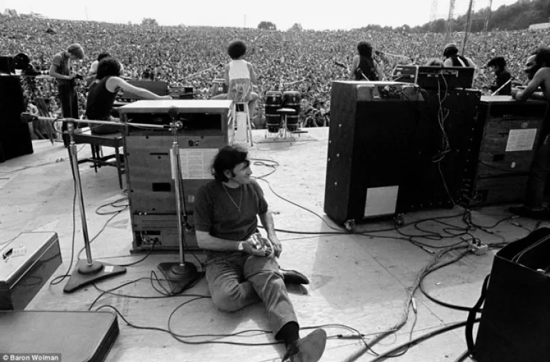 O Baron Wolman φωτογραφίζει το Woodstock όπως δεν έχουμε ξαναδεί...