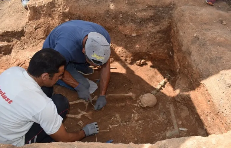 Κοζάνη: Αρχαιολόγοι εντόπισαν χάλκινη νεκρική κλίνη κάτω από σπίτι