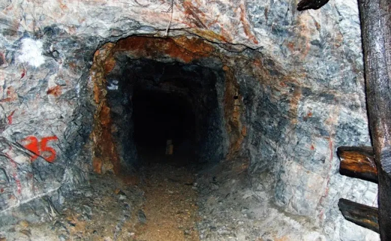 Η άγνωστη πλευρά του Υμηττού: Οι μυστηριώδεις σήραγγες και η τρύπια σπηλιά