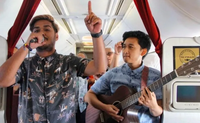 Ζωντανή μουσική εν ώρα πτήσης προσφέρει αεροπορική εταιρεία της Ινδονησίας!