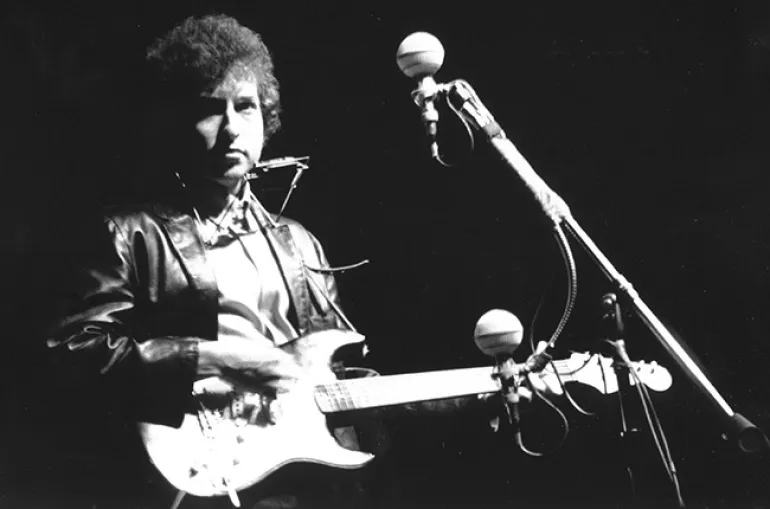 1965, όταν ο Bob Dylan έβαλε την κιθάρα του στο ηλεκτρικό ρεύμα