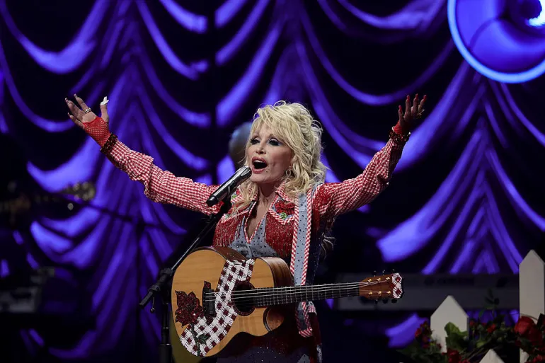 Καλά θα κάνουν να μην εντάξουν την Dolly Parton στο Rock and Roll Hall Of Fame