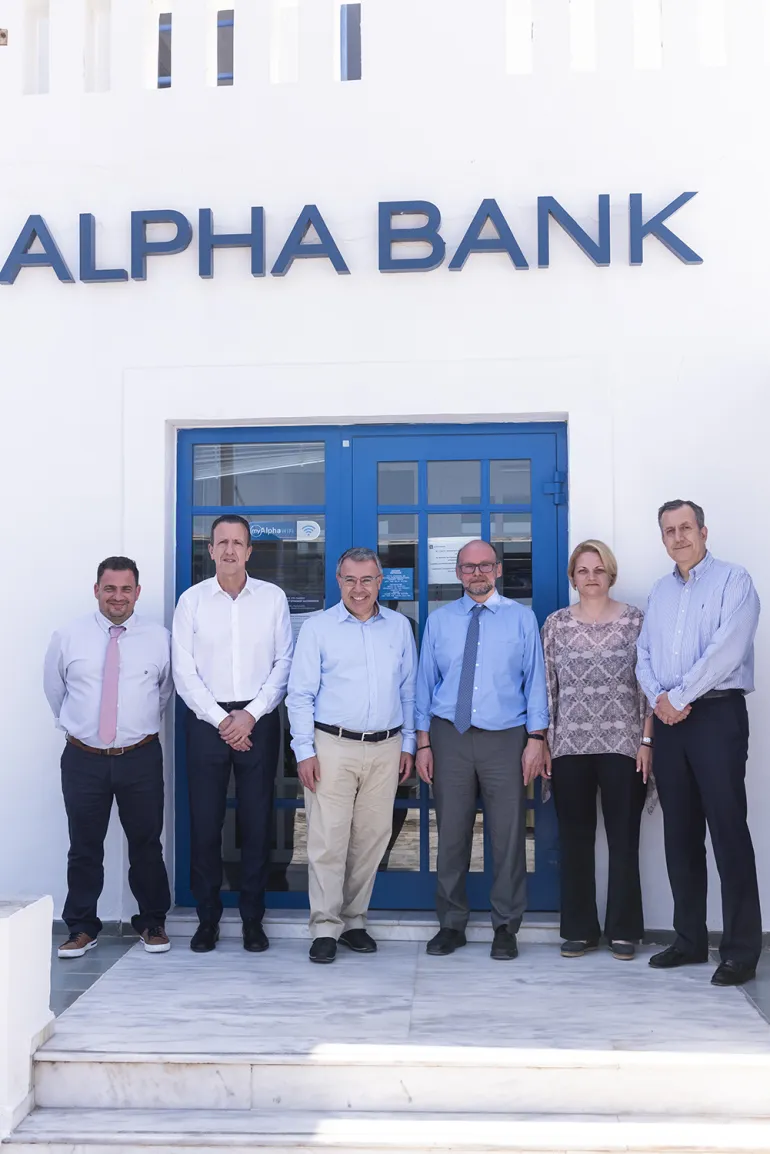 Αναμνηστική φωτογραφία του κ. Ψάλτη, του Γενικού Διευθυντή Λιανικής Τραπεζικής Ισίδωρου Πάσσα και του Επικεφαλής του Γραφείου CEO Νίκου Καλιτσουνάκη μαζί με τον Διευθυντή και το Προσωπικό του Καταστήματος της Alpha Bank στην Αστυπάλαια, που αποτελεί και το μοναδικό τραπεζικό κατάστημα στο νησί. Alpha Bank