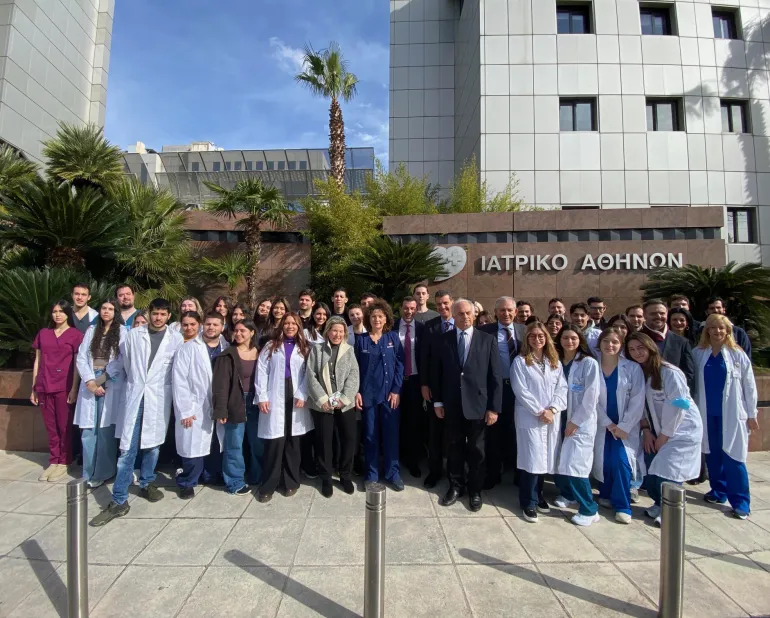 Φοιτητές της Ιατρικής Σχολής του Ευρωπαϊκού Πανεπιστήμιου Κύπρου (EUC) με διοικητικά στελέχη του Ομίλου Ιατρικού Αθηνών παρουσία της Καθηγήτριας ανατομίας και Κοσμήτορος του Ευρωπαϊκού Πανεπιστήμιου Κύπρου  Dr. Elizabeth Johnson 