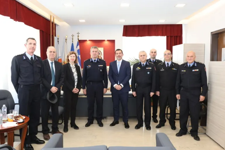 από αριστερά: Αντιπυραγός Αντώνιος Αζάς, Προϊστάμενος Α’ Γραφείου Πυρασφάλειας, Α. Περιλής Διοικητικός Διευθυντής Ιατρικού Διαβαλκανικού Θεσσαλονίκης, Φωτεινή Οφείδου Οικονομική Διευθύντρια, Αναπληρώτρια Γενική Διευθύντρια Ιατρικού Διαβαλκανικού Θεσσαλονίκης, Γενικός Επιθεωρητής Βορείου Ελλάδος Αντιστράτηγος Π.Σ. Ευάγγελος Φαλάρας, Γιώργος Ζέρδιλας Γενικός Διευθυντής Ομίλου Ιατρικού Αθηνών, Συντονιστής Επιχειρήσεων Κεντρικής και Ανατολικής Μακεδονίας και Θράκης Υποστράτηγος Π.Σ. Κοσμίδης Θεόδωρος, Προϊστά