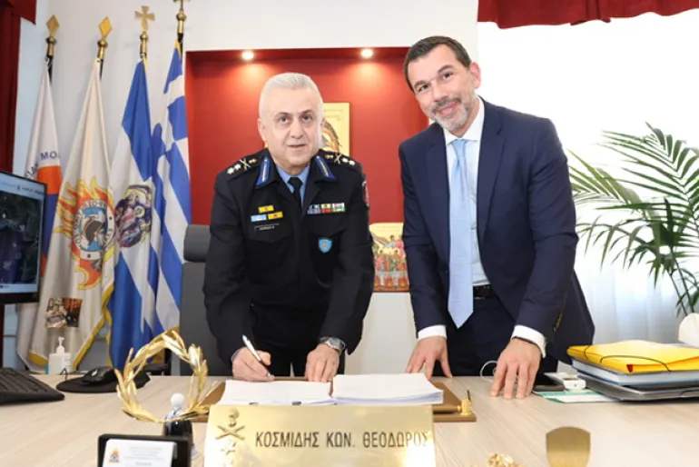 Υπογραφή Πρωτοκόλλου παραλαβής του ιατρικού μηχανήματος, Υποστράτηγος Π.Σ. Θεόδωρος Κοσμίδης Συντονιστής Επιχειρήσεων Κεντρικής και Ανατολικής Μακεδονίας και Θράκης, Γιώργος Ζέρδιλας Γενικός Διευθυντής Ομίλου Ιατρικού Αθηνών Υπογραφή Πρωτοκόλλου παραλαβής του ιατρικού μηχανήματος, Υποστράτηγος Π.Σ. Θεόδωρος Κοσμίδης Συντονιστής Επιχειρήσεων Κεντρικής και Ανατολικής Μακεδονίας και Θράκης, Γιώργος Ζέρδιλας Γενικός Διευθυντής Ομίλου Ιατρικού Αθηνών
