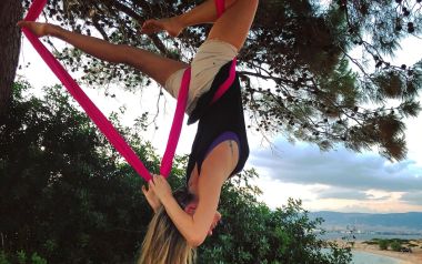 Η Δάφνη Ζουγρή ακούει μουσική... και παίρνει ανάποδες