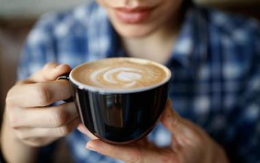 Πώς σχετίζονται με τη μακροζωία ο καφές, το αλκοόλ και παραπανίσια κιλά