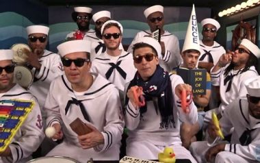 Οι Lonely Island τραγουδούν 'I’m On A Boat' με έναν ιδιαίτερο τρόπο στον Jimmy Fallon...
