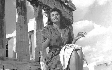 Η μικρή Ελένη κάθεται και κλαίει γιατί δεν την .....