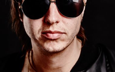 Για πολιτιστική πλύση εγκεφάλου κατηγορεί το Ιντερνετ ο Julian Casablancas