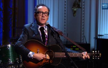 O Elvis Costello τραγουδά το Penny Lane μπροστά στον Paul McCartney στο Λευκό Οίκο