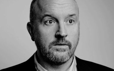 Ο κωμικός Louis C.K. με επιστολή παραδέχθηκε τις κατηγορίες για σεξουαλική παρενόχληση γυναικών