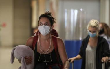 Ο κοροναϊός «σαρώνει» τώρα τις νεαρές ηλικίες: 18 έως 39 ετών τα μισά κρούσματα