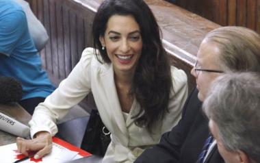 Ηχηρή παραίτηση της Αμάλ Κλούνεϊ που αδειάζει τη βρετανική κυβέρνηση με «πυρά» κατά Τζόνσον