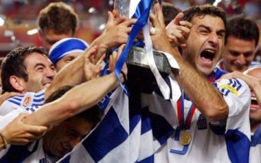 Η γκολάρα του Χαριστέα στέλνει τους Έλληνες στους δρόμους το βράδυ της 4ης Ιουλίου 2004