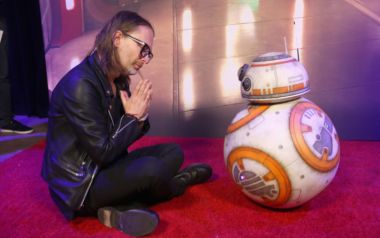 O Thom Yorke συναντά το BB-8 στην προβολή του Star Wars