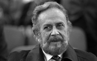 Γιάννης Ρίτσος: Τότε το φεγγάρι σκόνταψε στις ιτιές κι έπεσε στο πυκνό χορτάρι...