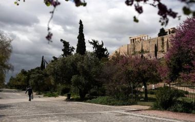 Αύξηση σε νεκρούς και ΜΕΘ από ένα ιό που τον αμφισβητούν σαν να είναι ταινία