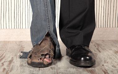 Η τακτική όλων των κυβερνήσεων είναι ίδια, παίρνουν τα λεφτά από τους πολλούς και τα δίνουν στους λίγους