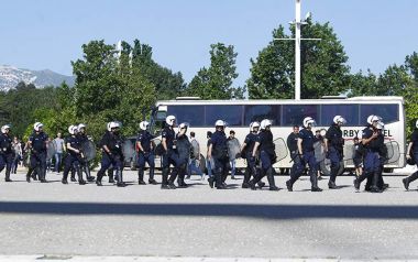 Οπαδοί της ΑΕΚ έβαλαν φωτιά σε αυτοκίνητο οπαδών του ΠΑΟΚ στη Νερατζιώτισσα