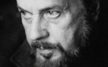 Γιάννης Ρίτσος: Πίσω απ' τις γρίλιες είναι το μεγάλο μεσημέρι...