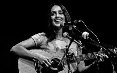 81 ετών η Joan Baez που τραγουδά Μίκη Θεοδωράκη στο Ηράκλειο