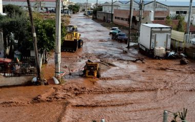 Αυξάνονται οι νεκροί από την κακοκαιρία, έφτασαν τους 15