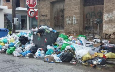 Έτσι πρέπει να είναι η Ελλάδα, όλοι χωμένοι μέσα στα σκουπίδια;