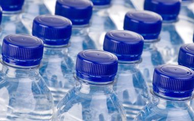 Eμφιαλωμένα νερά: Περιέχουν μικροσκοπικά κομματάκια πλαστικού!