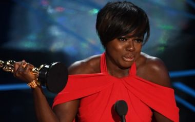 Η Viola Davis έγινε η πρώτη Αφροαμερικανή ηθοποιός που κερδίζει Όσκαρ, Χρυσή Σφαίρα, Έμμυ και Tony...