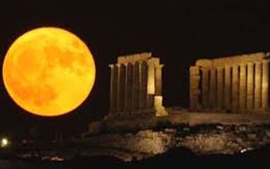 Η Καλλιόπη Βέττα στο Σούνιο με πανσέληνο