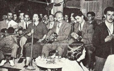 Την είδα απόψε λαϊκά, Ας μην ξεχνάμε τη μουσική μας …