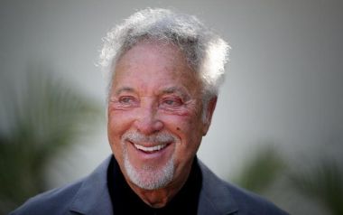 O Tom Jones έσπασε όλα τα ρεκόρ, σε ηλικία 80 ετών στο Νο 1 άλμπουμ της Αγγλίας