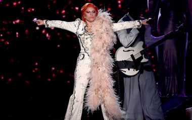 Η Lady Gaga τραγουδάει Bowie στα Grammy