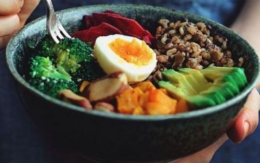 7 σημάδια ότι τρώτε περισσότερη πρωτεΐνη απ’ όση χρειάζεστε 