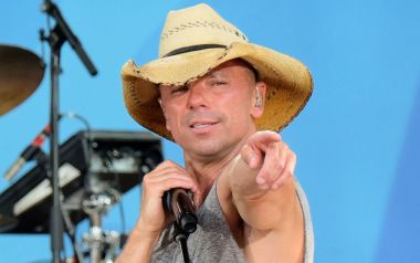 O Kenny Chesney για 9η φορά στο Νο 1 των άλμπουμ στην Αμερική, στο 2 ο Drake