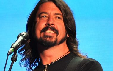 O Dave Grohl τραγουδά στα όσκαρ το Blackbird στην μνήμη αυτών που χάθηκαν